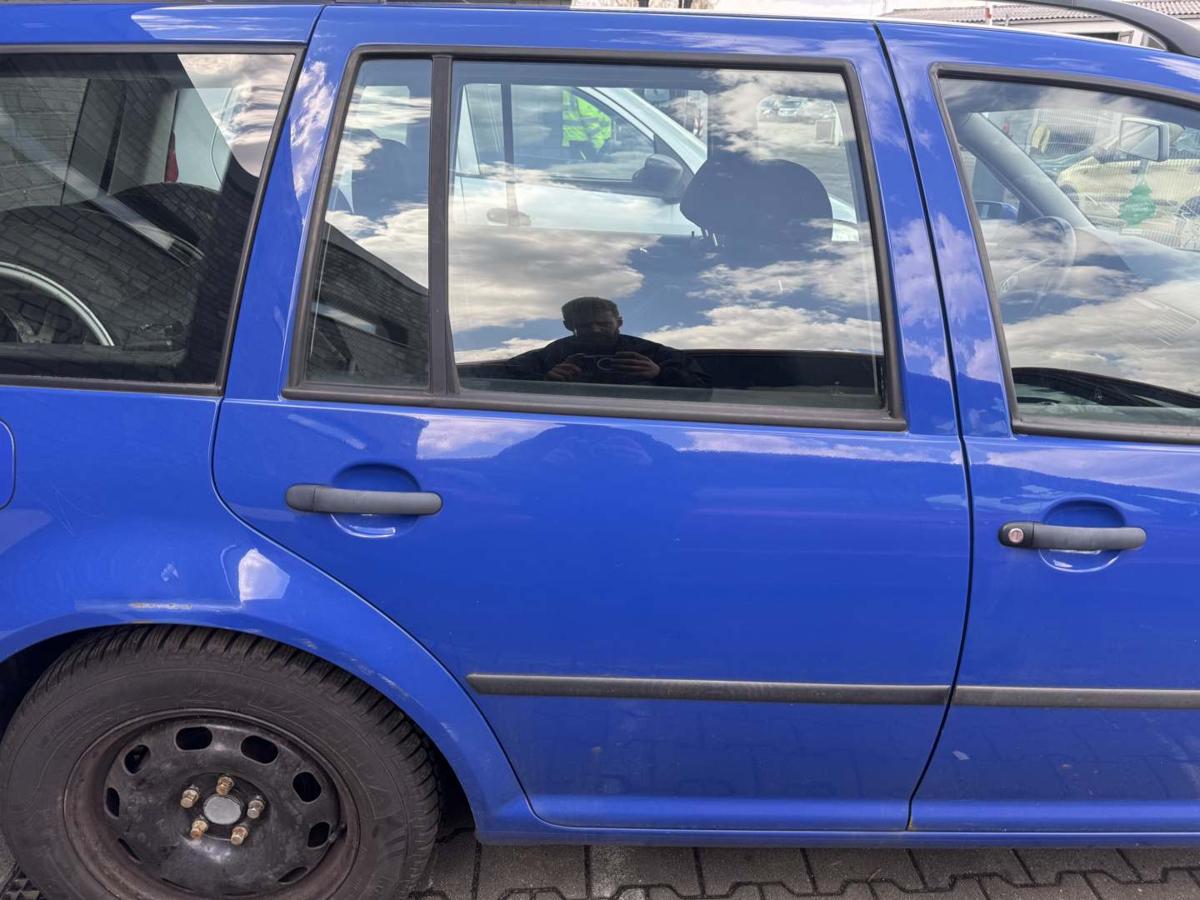 VW Golf 4 original T&uuml;r hinten rechts LA5C Surfblau Kombi Rohbau Bj.2001